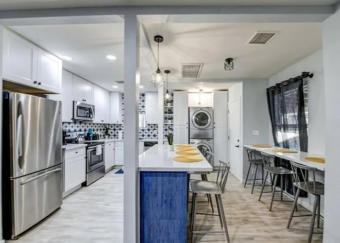 Modern Home-Downtown-3 Bedroom- King Bed