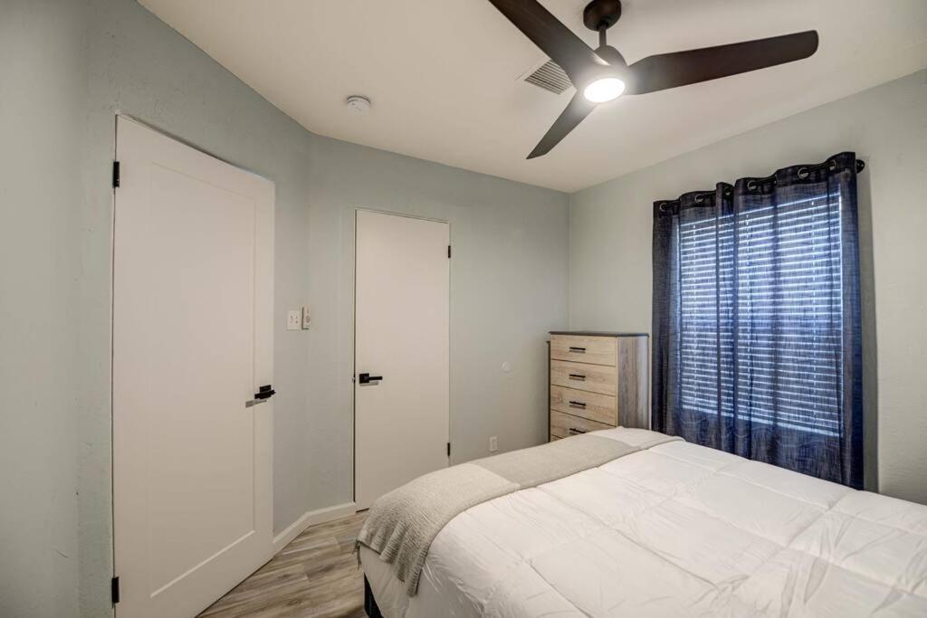 Modern Home-downtown-3 Bedroom- King Bed Phoenix