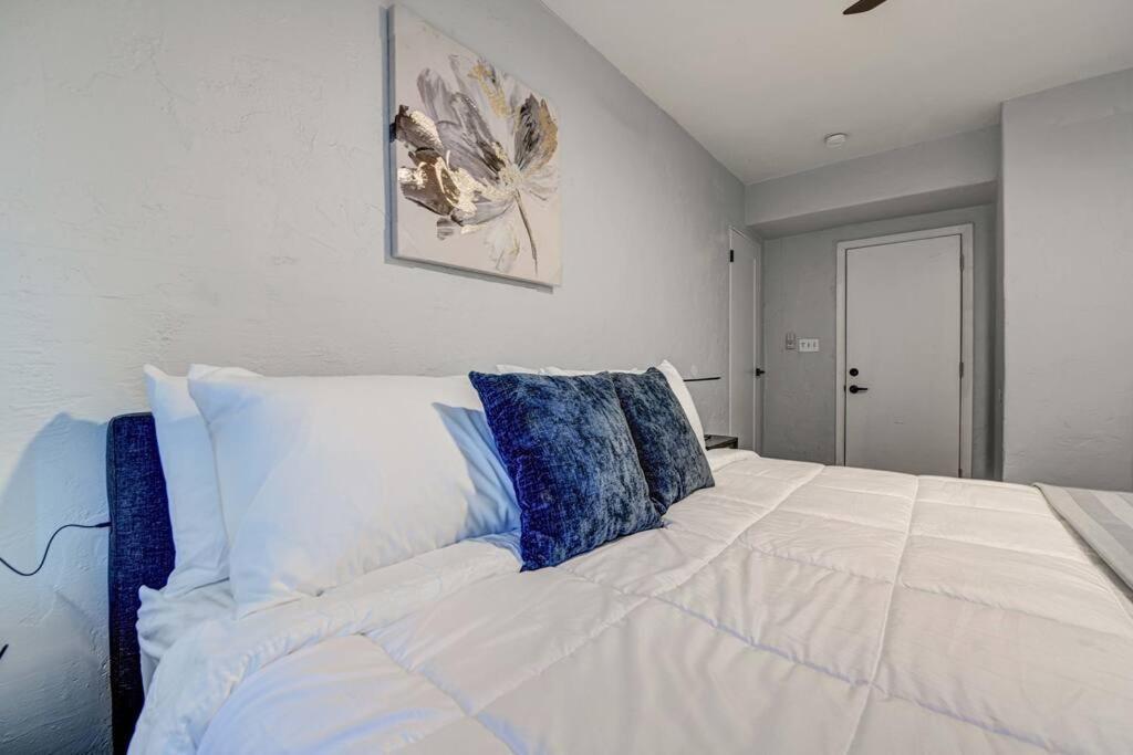 Modern Home-downtown-3 Bedroom- King Bed Holiday home
