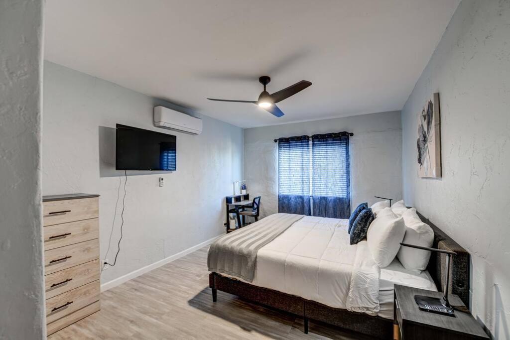 Modern Home-downtown-3 Bedroom- King Bed * Phoenix
