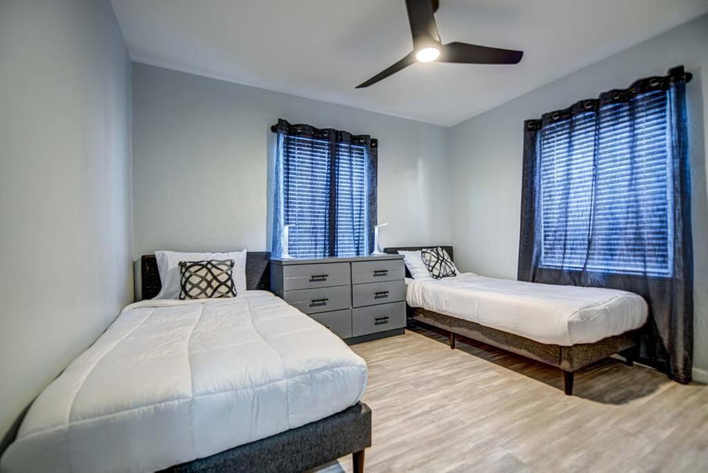 Modern Home-downtown-3 Bedroom- King Bed Holiday home Phoenix